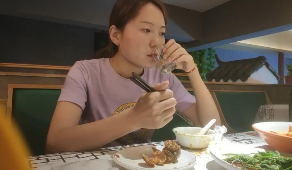 【专搞阿姨】最后一晚良家珠宝妹共进晚餐酒店颠鸾倒凤 对白精彩1