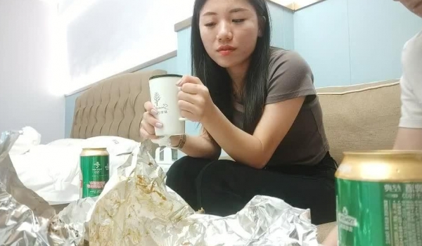 【爱情故事】，良家颜值巅峰，28岁白领丽人，一桌子啤酒喝完，激情床上开战，对白精彩