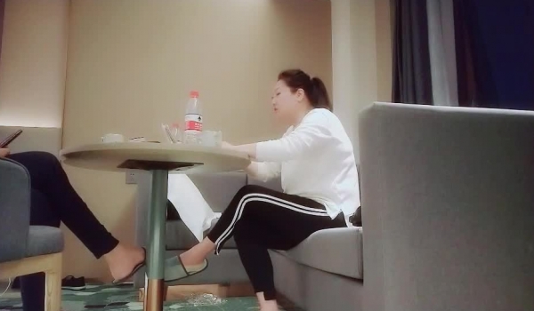 【良家故事】，泡良最佳教程，长沙的护士，被激发出来了性欲，想来两个男人一起操他
