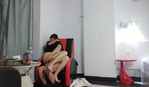 【爱情故事】，新人，租豪车忽悠来，相约共进晚餐后啪啪，小少妇欲拒还迎，对白精彩，泡良套路话术最佳