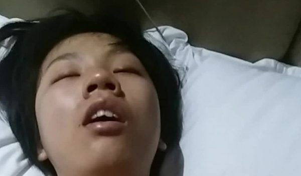 给放假来我家玩的大三小姨子偷下药 睡得太沉随便玩 操小穴竟是处女 菊花松弛全开 第一视角自拍 高