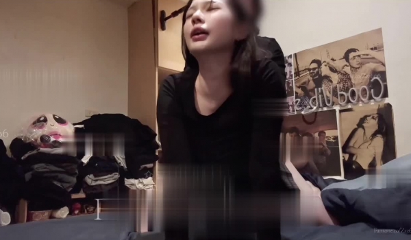 专攻高颜值网红台湾泡良大神「郑原创」FO私拍，09年纯欲系小网红美女，多角度、多体位，神仙颜值，清纯与色欲的完美融合