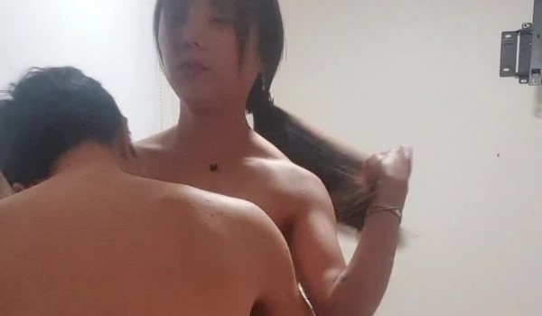 火爆全网的韩国嫖妓偷拍达人金先生，约炮身材笔挺的小姐姐，被发现了偷拍还不生气，继续做爱享受帅鸡巴