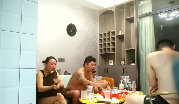 真实夫妻换妻探花 ️ 换妻绿帽组密码房饱餐一顿后 2对夫妻交换单男助攻交换轮操