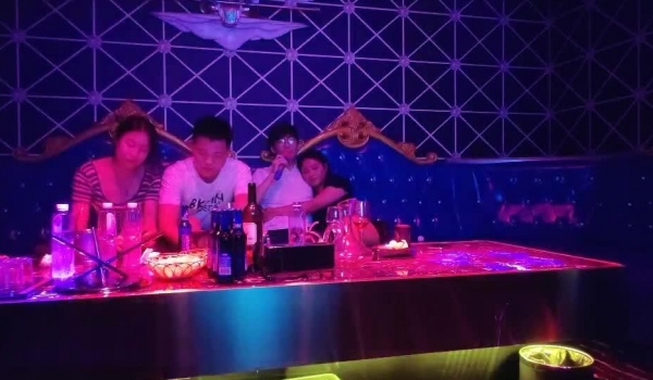 换妻探花两对夫妻KTV唱歌，在KTV沙发上开操，一人一个埋头口交，翘起屁股后入抽插，操完继续唱唱
