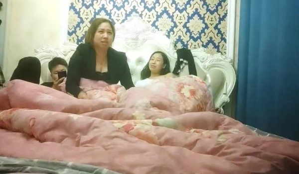 【换换妻游戏】两对中年夫妻交换操逼，一人一个怼着骚逼猛操，扶着肥臀大力撞击