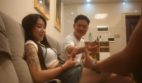 【换妻极品探花】，新人良家，23岁美甲师，单女战两男，骚货今夜满足不已