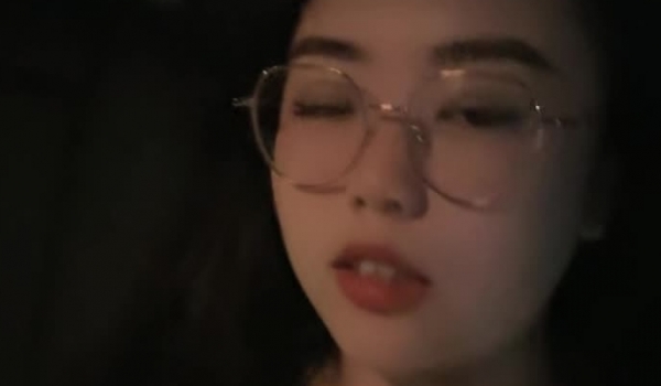 梦幻联动，人气夫妻交换，【换妻极品探花】，楼梯口口爆，四人淫乱互插，妮子这个少妇极品，必须支持