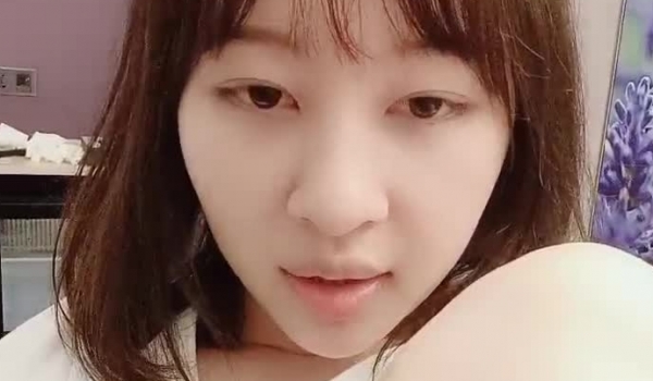 【换妻极品探花】，一个花海进群看福利，小夫妻酒店谈换妻心得，极品大胸粉穴自慰
