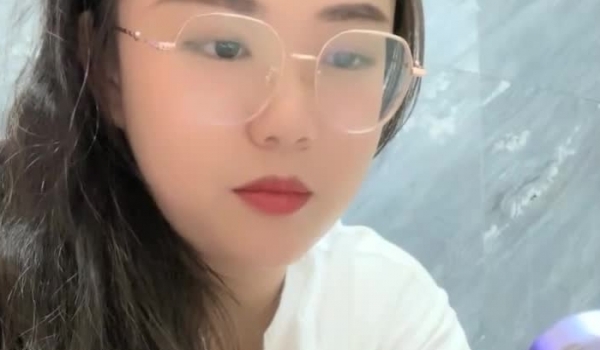 梦幻联动，人气夫妻交换，【换妻极品探花】，楼梯口口爆，四人淫乱互插，妮子这个少妇极品，必须支持
