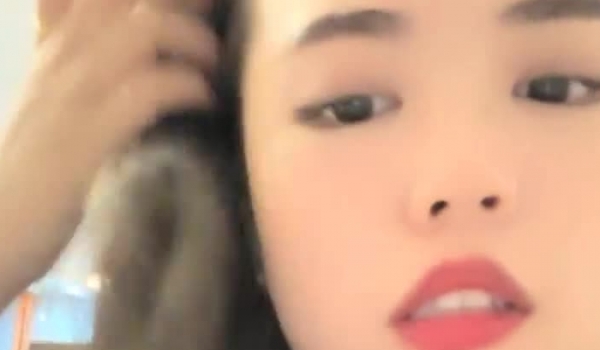 梦幻联动，人气夫妻交换，【换妻极品探花】，楼梯口口爆，四人淫乱互插，妮子这个少妇极品，必须支持