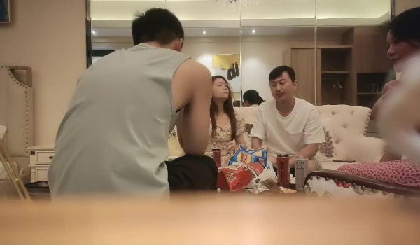 【换妻探花】史上收益最高 单场60万金币 28岁良家小夫妻 极品女神 婚纱黑丝 交换伴侣 精彩绝
