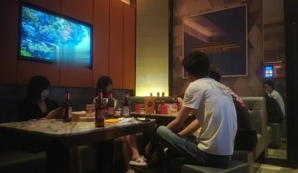 【换妻极品探花】KTV激情不眠夜，三男三女唱歌玩成人游戏，一人一个沙发上骑乘后入