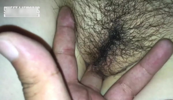 真实迷奸系列，多位漂亮人妻少妇被老色坯下药迷奸，各种玩弄 扩阴 暴插 灌浆内射等，都是谁家的老婆