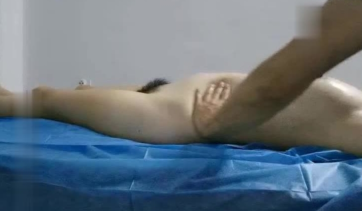 老中医SPA养生馆，新来做服务的白皙美腿少妇有点害羞啊内裤没脱，按摩小哥把她挑逗得嗯嗯嗯呻吟，慢