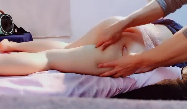 《骚宝》男技师偷拍女客户特殊服务，20多岁骚女，顶级圆润翘臀按摩，精油胸推奶头挺大，无套侧入射在