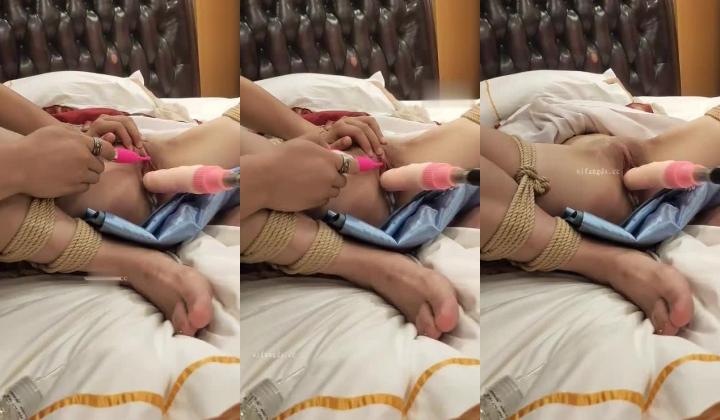 SM顶级调教大神【永夜DOM】圈养各种妹子多种刺激玩法，各种啪啪调教露脸高颜反差婊，纯纯人形小母