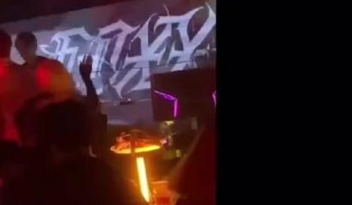 顶级调教大神【X020X宝爷】女人是不是都这样！上一秒好好的 见到J8整个人变了！速战速决衣服裤