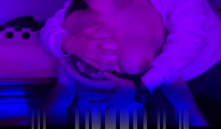 顶级调教大神【X020X宝爷】女人是不是都这样！上一秒好好的 见到J8整个人变了！速战速决衣服裤