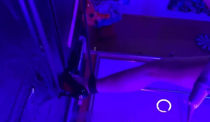 顶级调教大神【X020X宝爷】女人是不是都这样！上一秒好好的 见到J8整个人变了！速战速决衣服裤子都来不及不脱