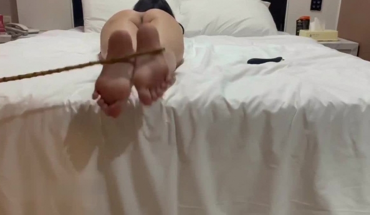字母圈玩家母狗女奴SP界天花板【曙光0521】私拍，露出啪啪道具调教暴力SP身上青一块紫一块的