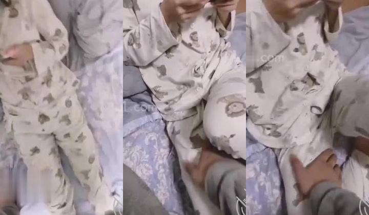 原创海角大神【妹妹的第一次给了我】用买皮肤的诱惑终于强行破处妹妹，虽然血不多，但还是给我鸡巴染红