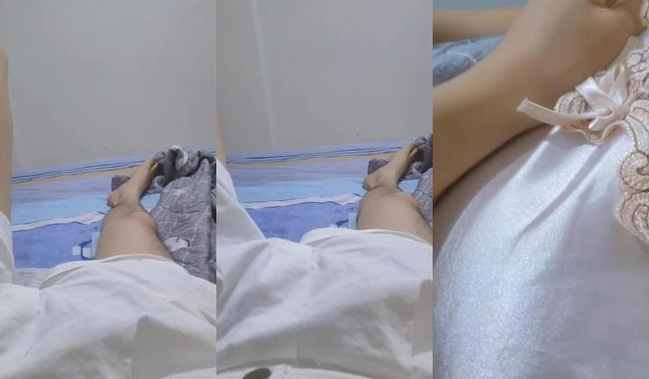 海角【和妈妈在出租房的故事】合集，就要在老爸搞过老妈的床上搞她，不过已经被封号了，且看且珍惜