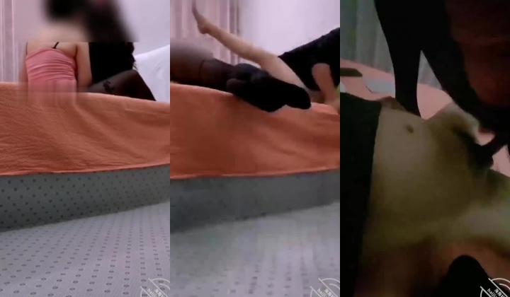 海角社区乱伦大神《我的妈妈是脚模》 我和清醒状态下的妈妈还有小姨一起玩三人行
