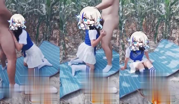 海角父女乱伦神《萝莉女儿的生活记录》 去姥姥家给收玉米在地里与女儿野战姥姥贴心的给准备了垫子