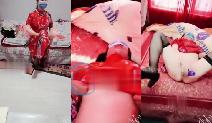【母子 ️乱伦通奸】 与母缠绵 极度性感妈妈红色旗袍骚货 就像结婚一样 啊~儿子~使劲抵着好爽~