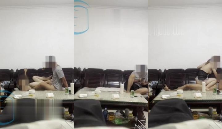 海角社区色女老鼠舔猫咪勾引哥哥乱伦趁爸妈还没下班，在沙发上无套强奸哥哥肏死这条小公狗！