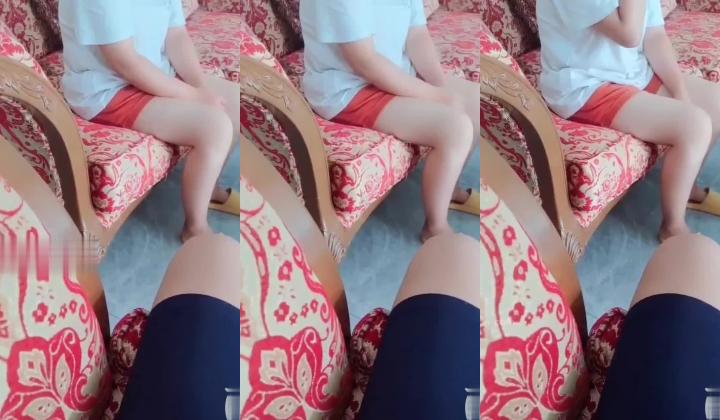海角社区19岁小哥封神之作发现妈妈和杨姨老公奸情还以颜色把杨姨草了 ️杨姨勾引我 呻吟超刺激，她