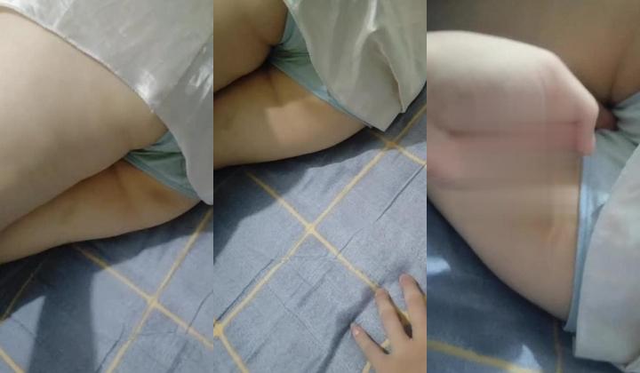 海角【和妈妈在出租房的故事】合集，就要在老爸搞过老妈的床上搞她，不过已经被封号了，且看且珍惜