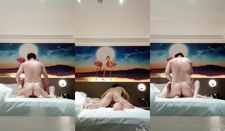️【姐弟乱伦】，10万粉玩姐大神【真实姐弟乱伦历程】钻石贴，一镜到底，短窄的沙发上内射了亲姐的骚