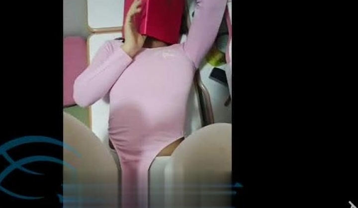 海角父女乱伦大神【一朵梨花压海棠】原版无水印付费视频，大奶女儿真是乖巧听话