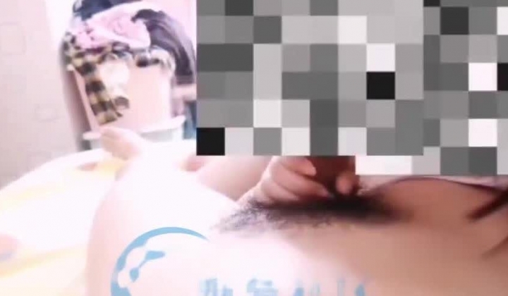 惊爆父女乱伦纪实！在广东打工的糟老头子和女儿合租住一起，18岁的女儿太极品太粉嫩了忍不住上了她，