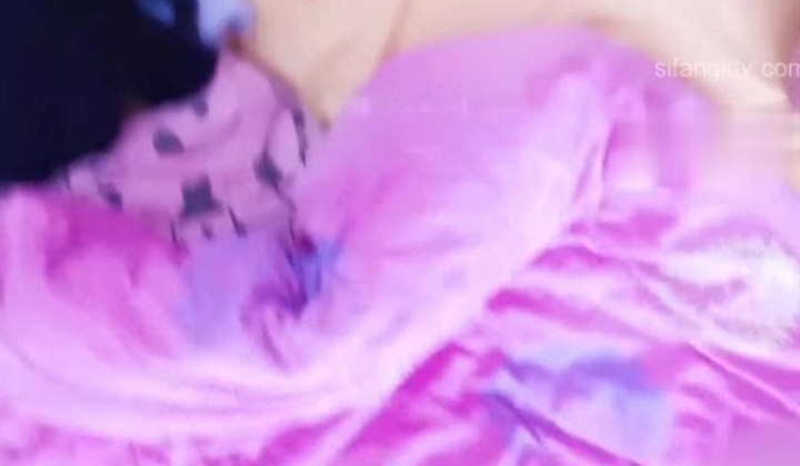 惊爆父女乱伦纪实！在广东打工的糟老头子和女儿合租住一起，18岁的女儿太极品太粉嫩了忍不住上了她，