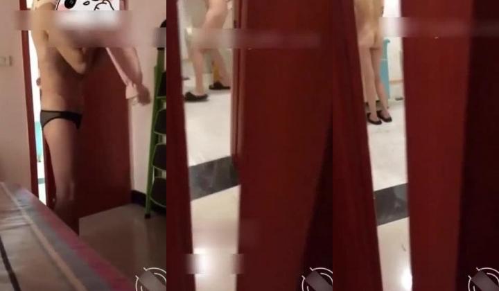 大神《真实妈妈》乱伦后续3-沙发上爆操内射老妈 差点被邻居发现 至此封贴