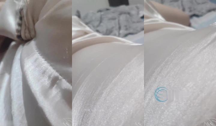 最新购买分享海角母子乱伦大神和妈妈在出租房的故事 ️老妈人生中第一次吃鸡就是吃的儿子的大J8