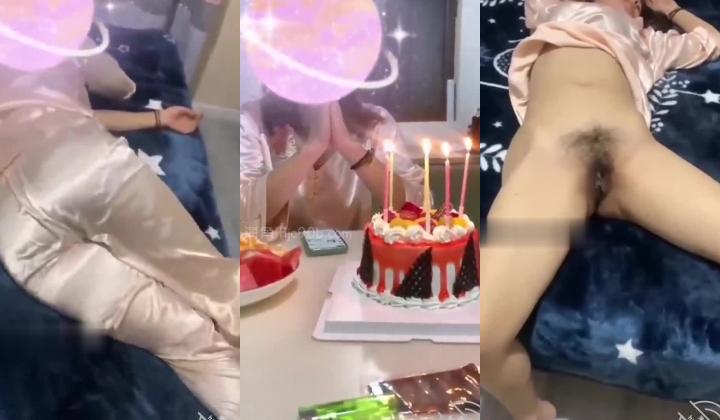 被海角社区荼毒的小哥走火入魔和妈妈乱伦 ️ 陪妈妈过生日红酒果酒齐上阵醉奸妈妈 后续