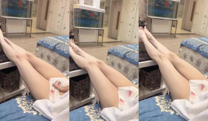 电报群大神『我的侄女叫小夕』乱伦性爱私拍 娇嫩侄女承受大屌的抽插内射