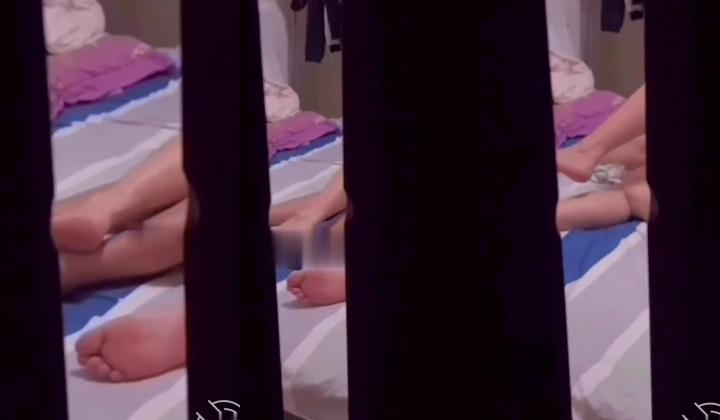 【乱伦史上封神之作我和妈妈】真实乱伦  强奸妈妈牛人与妈妈乱伦 历经了两个多月！全程记录！