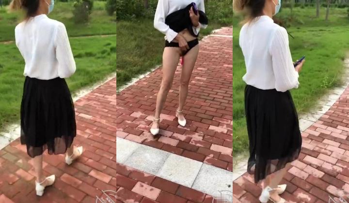 【母子乱伦】，好多人跪求，海角13万粉丝，被封大神【真实妈妈的路程】我妈带震动棒在公园熘达，遥控