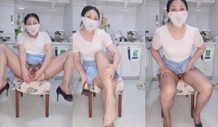 丰满熟女 ·桃子冰妈妈· ：油亮灰丝勾引儿子，握住钟诚的阳物插入阴道，演绎的乱伦情节 真棒！