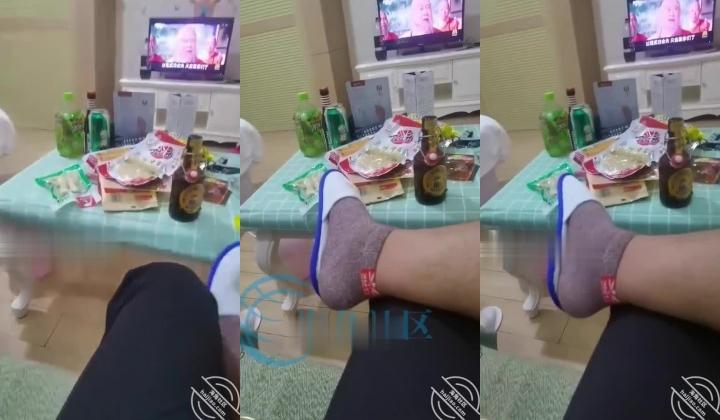 《兄妹乱伦》在把妹妹灌醉之后给强行脱了裤子给上了 ️然后妹妹就一直哭吵着闹着要回老家