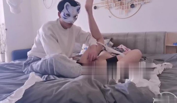 海角兄妹乱伦『在上学的妹妹』合集，玩弄妹妹的美鲍鱼！妹妹穿着 JK 体操服 在阳台边上被爆，叫声