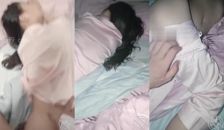 海角社区兄妹乱伦新人《爱上自己的亲妹妹》处女作 ️强奸了一奶同胞的亲妹妹趁她睡觉时候插了进去露脸
