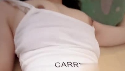 发现了妹妹手机里的秘密以此要挟 可以随意爆操她的无毛小嫩B了