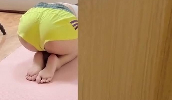 老婆不在家活泼可爱的小姨子 ️在房间里做瑜伽时露出若隐若现的奶子我一时兽性大发忍不住强上了小姨子