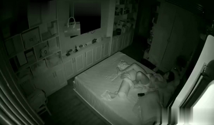 家庭网络破解摄像头 ️偷窥记录独居美女日常更衣 性感骚丁 双手揉搓自慰！一对大奶甚是坚挺